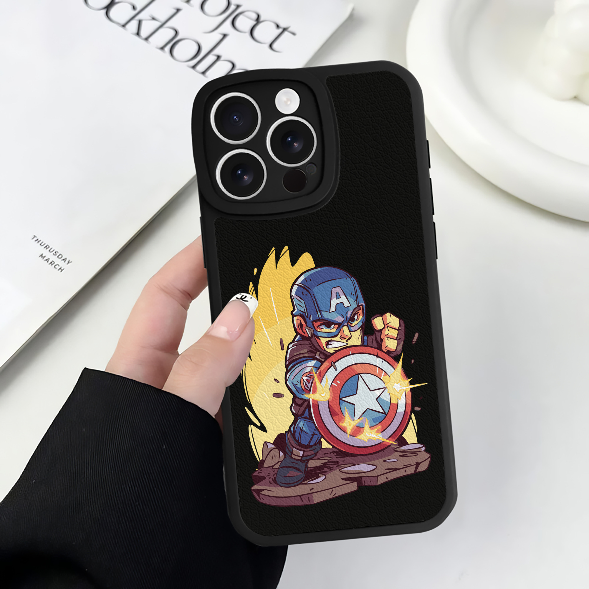 （画像用） アベンジャーズ The Avengers 【iPhone 16シリーズ対応】シリコンスマホケース（レザー調） 材質：シリコン